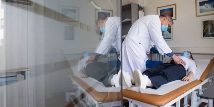 Ein Arzt untersucht in der Klinik Moncucco in Lugano eine Long-Covid-Patientin. Long Covid Coronavirus