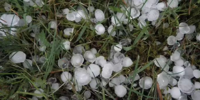 Dem Kanton Bern brachte die Gewitterfront Hagel und Platzregen. (Symbolbild) hagel wetter