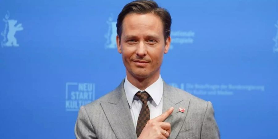 Der Schauspieler Tom Schilling kommt zur Filmpremiere des Films «Fabian oder Der Gang vor die Hunde» ins Freiluftkino auf der Berliner Museumsinsel. Foto: Jörg Carstensen/dpa-Pool/dpa