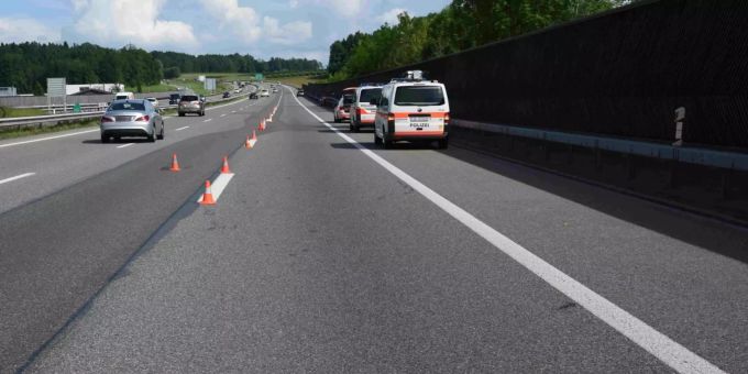 Auf der Autobahn A1 ist zu einer Kollision zwischen einem Auto und einem Motorrad gekommen.