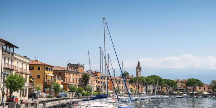 Boote liegen im Hafen des kleinen Ortes Maderno. Im Fall zweier Toter auf dem Gardasee nach einer mutmasslichen Bootskollision ermittelt die italienische Polizei gegen zwei Deutsche aus München. Foto: Daniel Reinhardt/dpa