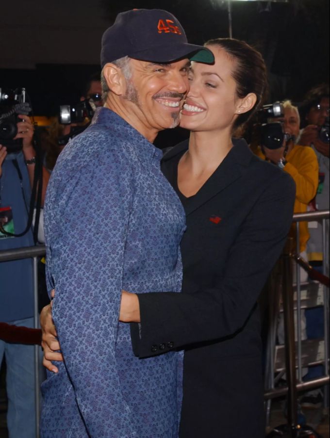 Angelina Jolie und ihr damaliger Ehemann Billy Bob Thornton (2001). Die beiden adoptierten einen kambodschanischen Jungen. Angelina Jolie Billy Thornton