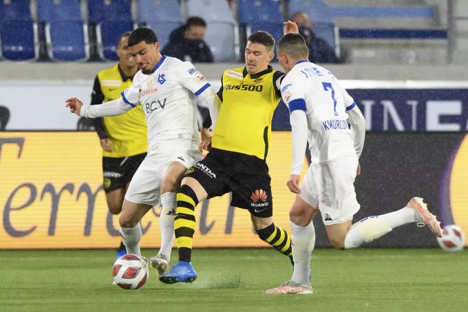 Christian Fassnacht (m.) im Meisterschaftsspiel gegen Lausanne-Sports. Fassnacht YB