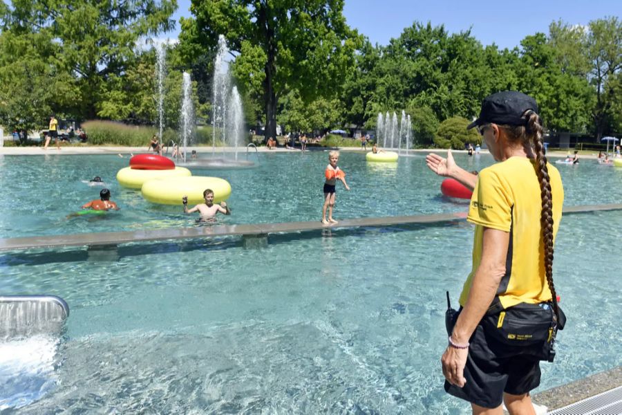 Kinder geniessen das schöne Wetter im Freibad Allenmoos.