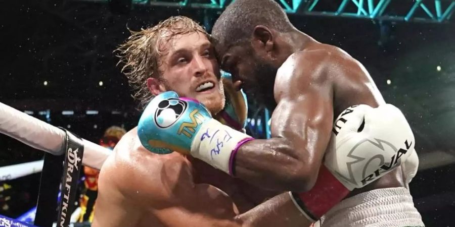 Floyd Mayweather (r) und Logan Paul beim im Hard Rock Stadium in Miama Gardens. Foto: Lynne Sladky/AP/dpa