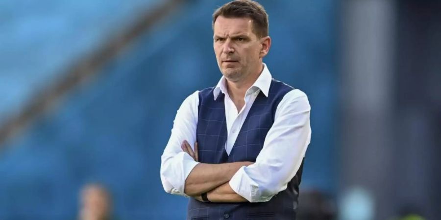 War mit seiner Mannschaft gegen Spanien chancenlos: der slowakische Trainer Stefan Tarkovic. Foto: David Ramos/Getty Pool/AP/dpa