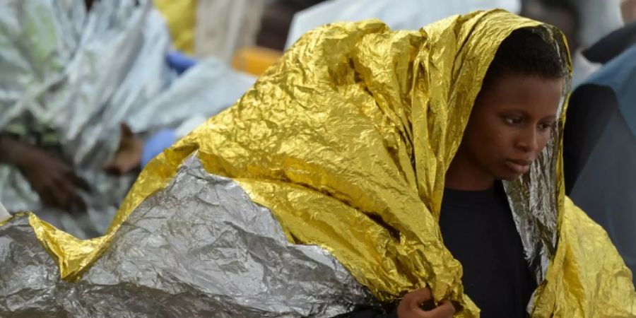 Frau mit Rettungsdecke