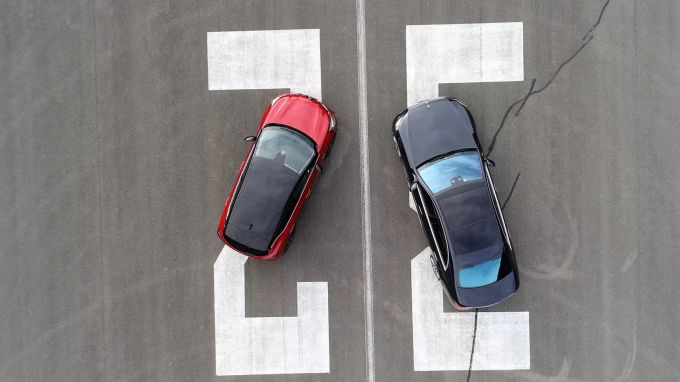 Beim teilautonomen Fahren kommen die ersten Unterschiede der Systeme zum Vorschein Assistenzsysteme im Vergleich