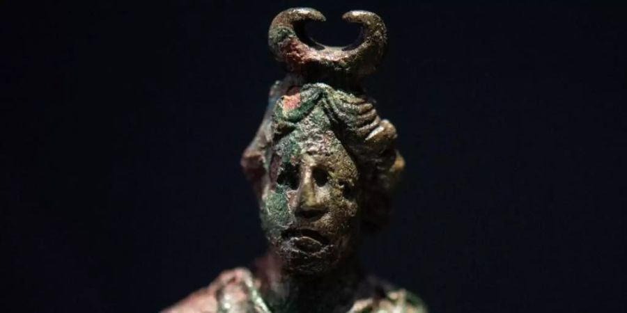 Eine kleine Skulptur der Mondgöttin Luna aus der Römerzeit. Foto: Boris Roessler/dpa