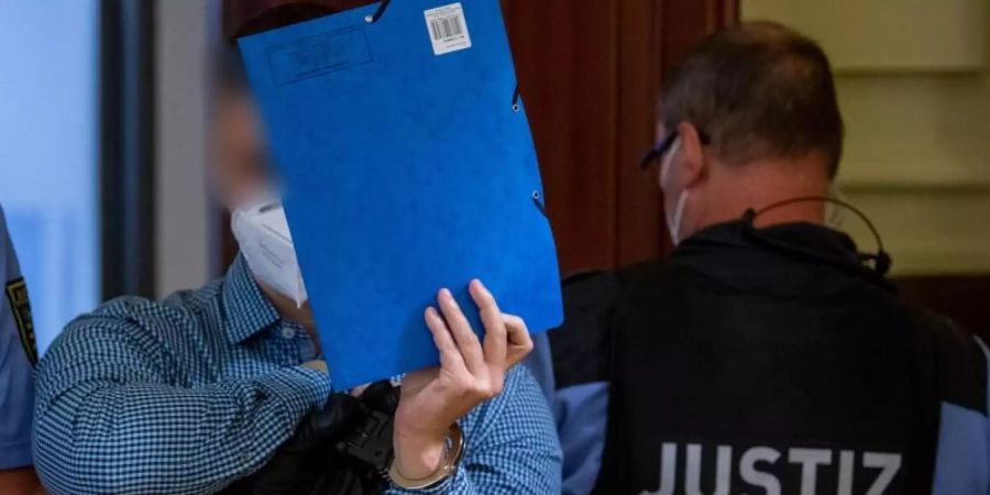 Die Staatsanwaltschaft wirft einem 34-Jährigen vor, im November 2020 einem 52-Jährigen ein Messer in die Schläfe gerammt zu haben. Foto: Hendrik Schmidt/dpa-Zentralbild/dpa