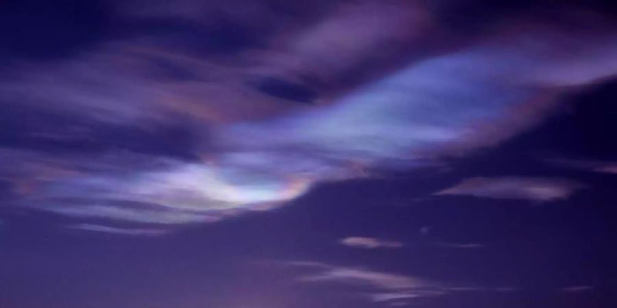 Das Bild zeigt stratosphärische Wolken über Kiruna in der Arktis. Sie bieten ideale Bedingungen für chemische Reaktionen, die Chlor in eine Form umwandeln, die die schützende Ozonschicht der Erde abbaut. Foto: Ross Salawitch/UMD/dpa