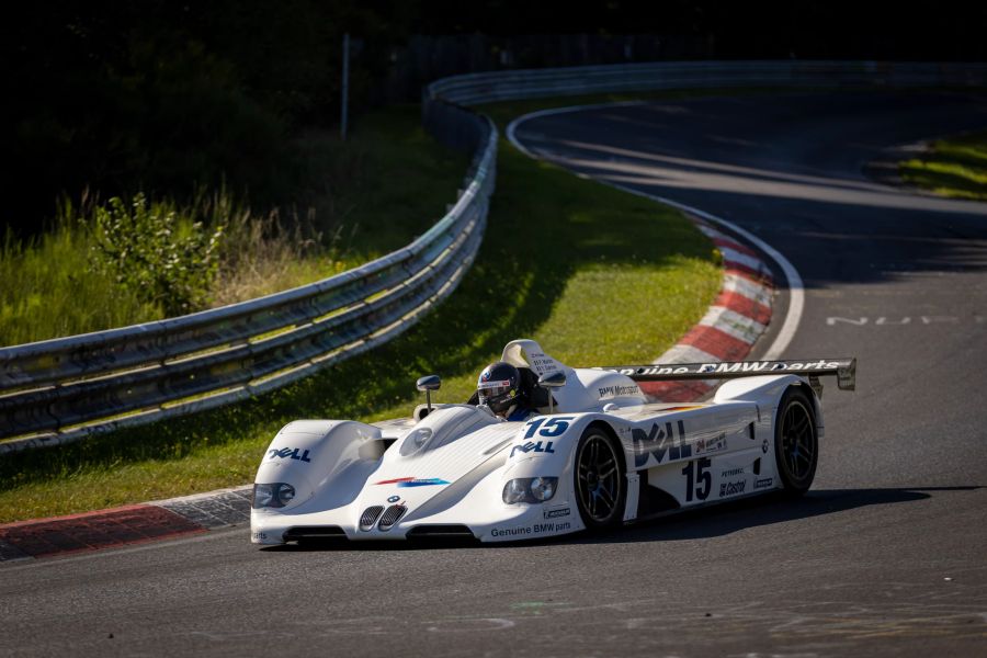 Markus Flasch, der Chef von BMW M, am Steuer eines BMW V12 LMR.