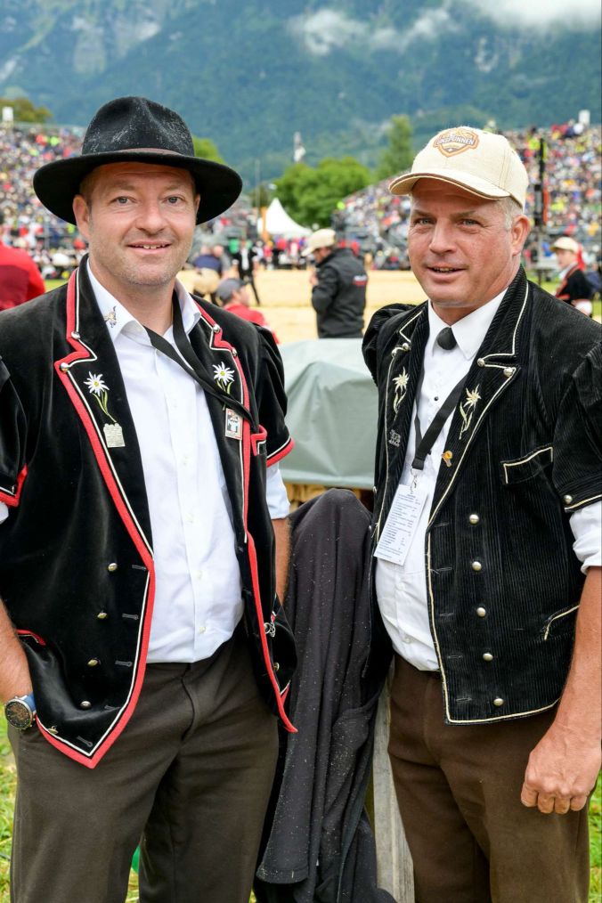 Der Verantwortliche Ordnung Schwingplatz Füegi Chrigu (l) mit Täfelibuebe-Chef Schmocker Roger.