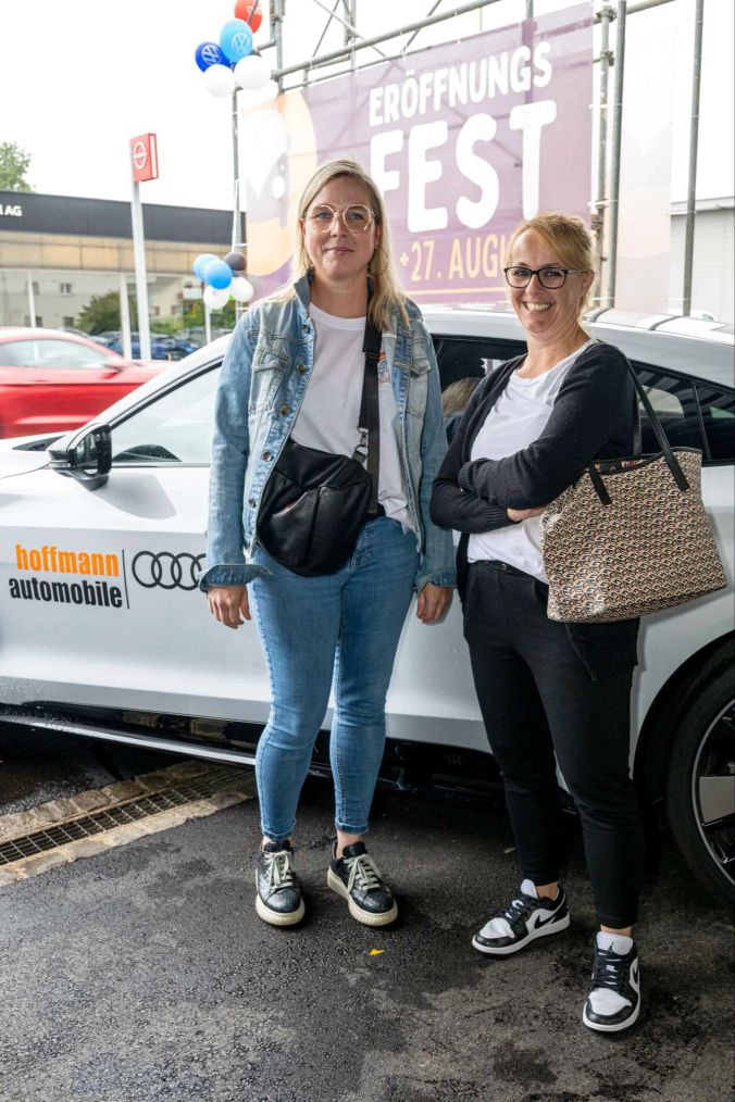 Nadine und Yasmin mit ihrem Traumauto.