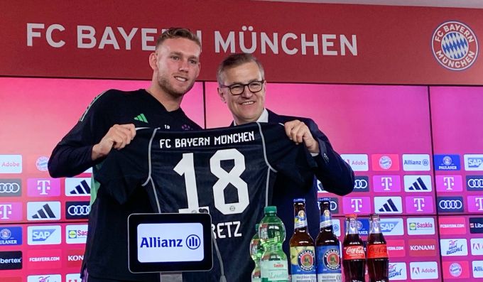 Bayerns neuer Torhüter Daniel Peretz (l) wird von Jan-Christian Dreesen vorgestellt. Daniel Peretz