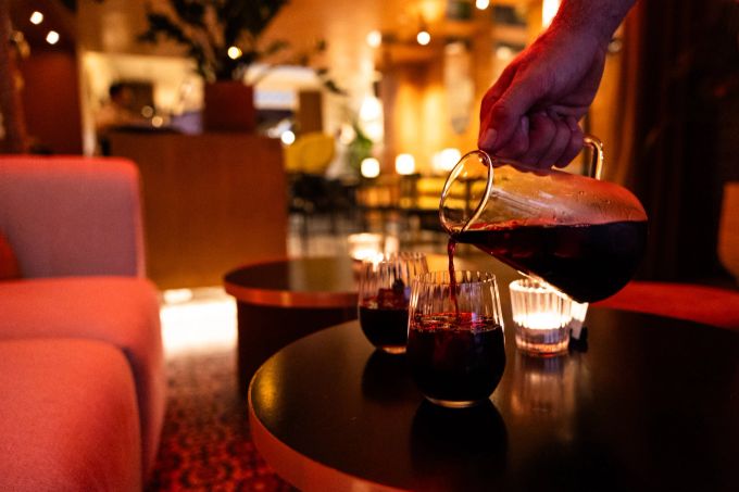 Hausgemachte Sangria auf Rotweinbasis werden im DAR serviert. DAR Restaurant Cocktailbar