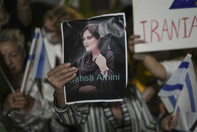 Auch die Journalistin hatte wegen des gewaltsamen Todes von Mahsa Amini protestiert. (Archivbild) Mahsa amini iran protest