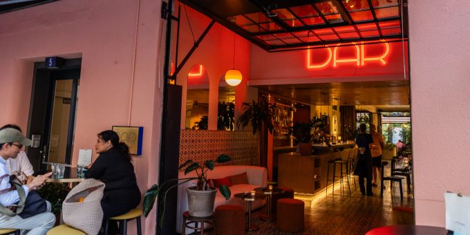 Marokkanisch inspirierte DAR-Cocktailbar mit lebendiger und einladender Atmosphäre. DAR Restaurant Cocktailbar