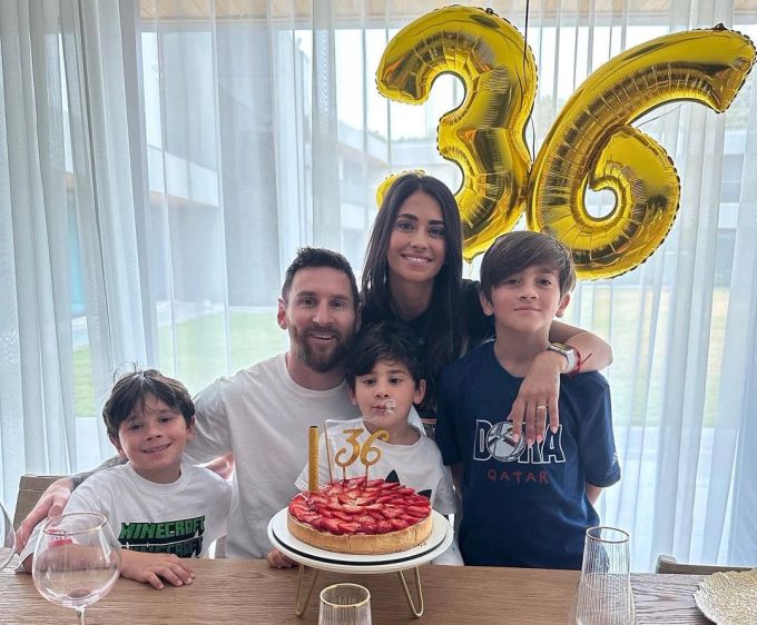 Lionel Messi mit Frau Antonela Roccuzzo und den drei Kindern. Lionel Messi