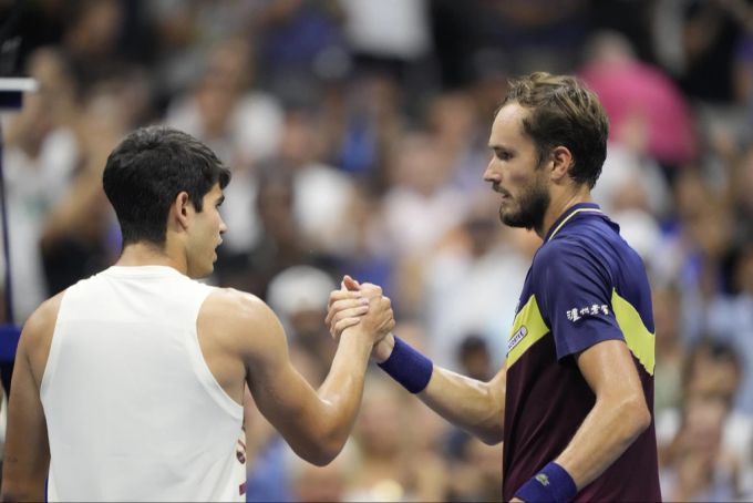 Daniil Medwedew setzte sich im Halbfinal der US Open gegen die Weltnummer 1 Carlos Alcaraz durch. us open daniil medwedew