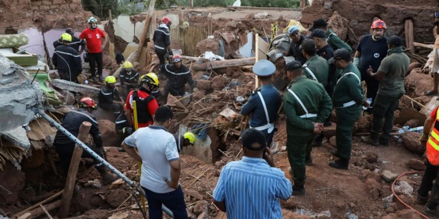 Rettungskräfte suchen in der Stadt Ouirgane nach Überlebenden. Foto: Khaled Nasraoui/dpa