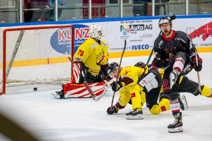 Dominik Gyger feiert seinen Ausgleichstreffer für den EHC Thun. EHC Thun