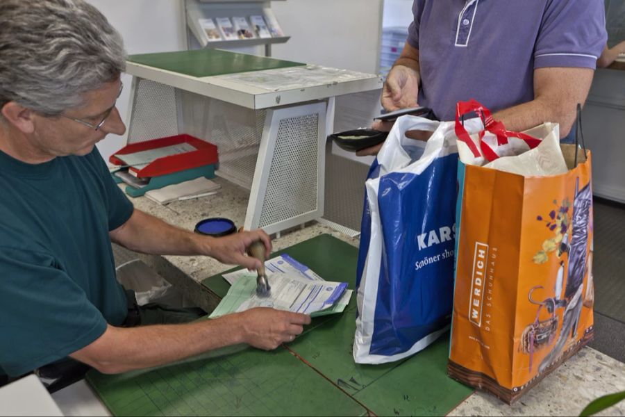 Laut der Swiss Retail Federation gingen in den ersten sechs Monaten des Jahres zehn Prozent mehr Menschen im Nachbarland einkaufen als noch im Vorjahr. (Symbolbild)