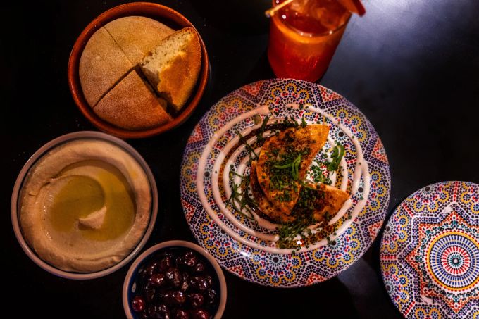 Restaurant und Cocktailbar DAR: Cherry Temple Mocktail und gedämpfte Knödel mit Chorizoöl, Khobz-Brot mit Hummus und schwarzen Oliven. Restaurant und Cocktailbar DAR