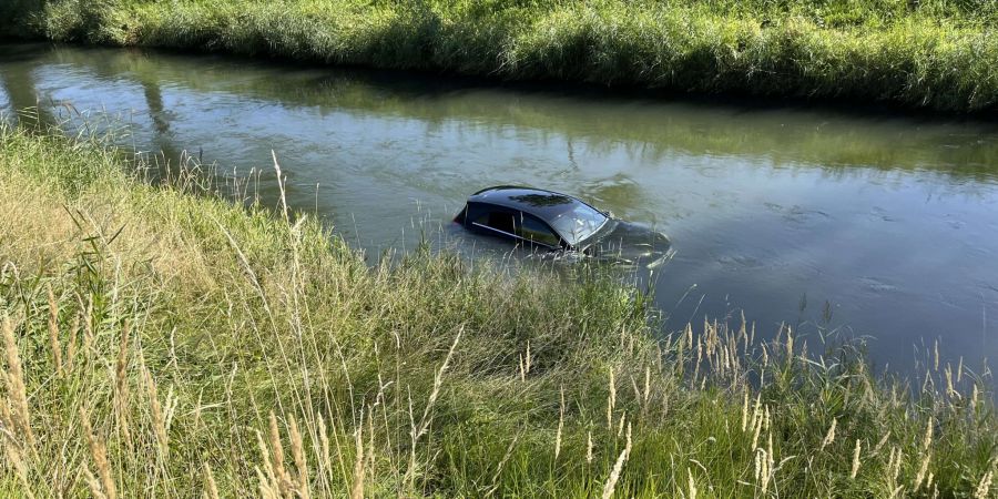 Auto im Kanal