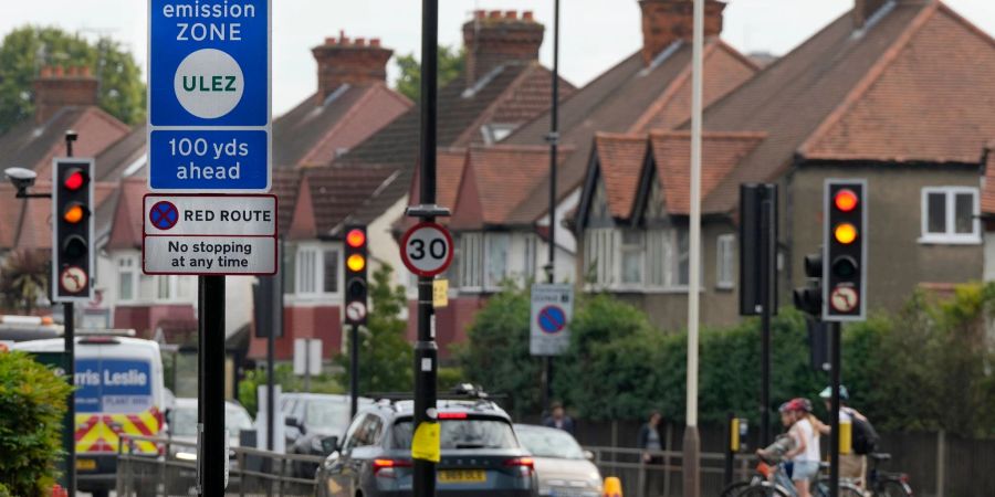 Ein Strassenschild markiert den Beginn der Ultra Low Emission Zone (ULEZ). Begleitet von scharfer Kritik der konservativen britischen Regierung ist die Londoner Umweltzone auf das gesamte Stadtgebiet ausgeweitet worden.