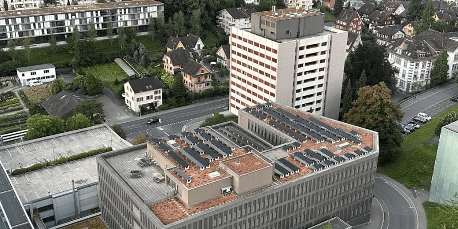 Neue PV-Anlage auf der Augenklinik.