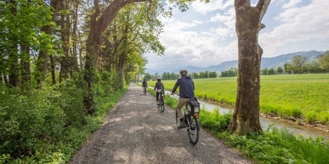 Auf der der E-Bike-Route «Wein&Bauernhof» durch das St. Galler Rheintal. Velofahrer