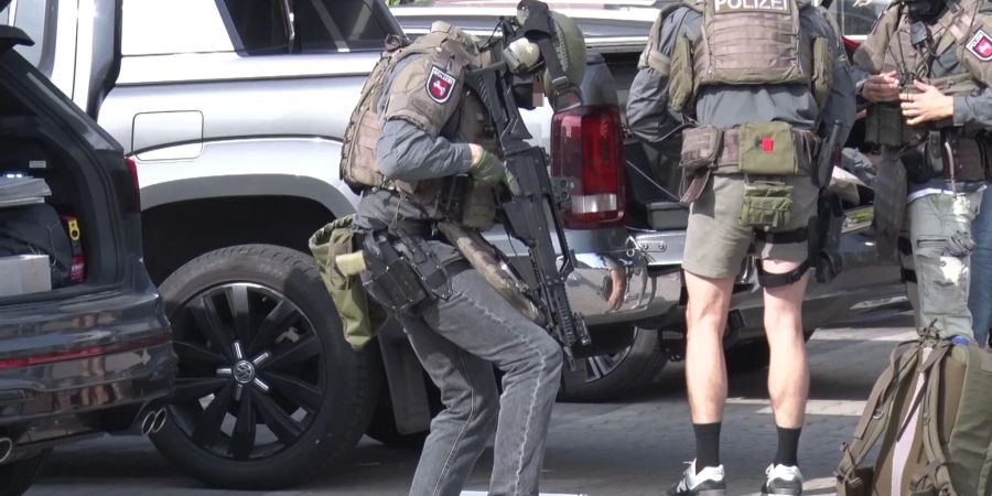 Schwer bewaffnete Einsatzkräfte an einer Osnabrücker Schule.