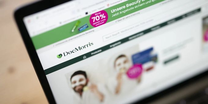 Die Online-Apotheke DocMorris hat im ersten Halbjahr 2023 wie erwartet rote Zahlen geschrieben. Die Firma hofft nun auf die Einführung des E-Rezepts in Deutschland.(Archivbild) Die Online-Apotheke DocMorris hat im ersten Halbjahr 2023 wie erwartet rote Zahlen geschrieben. Die Firma hofft nun auf die Einführung des E-Rezepts in Deutschland.(Archivbild)