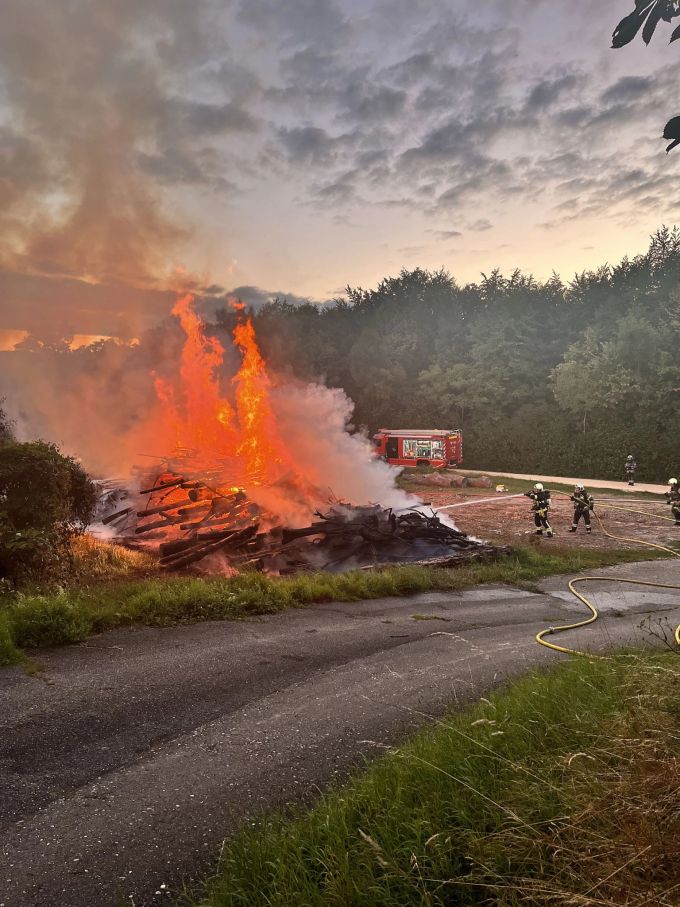 Die Feuerwehr konnte den Brand löschen. Feuerwehr im Einsatz