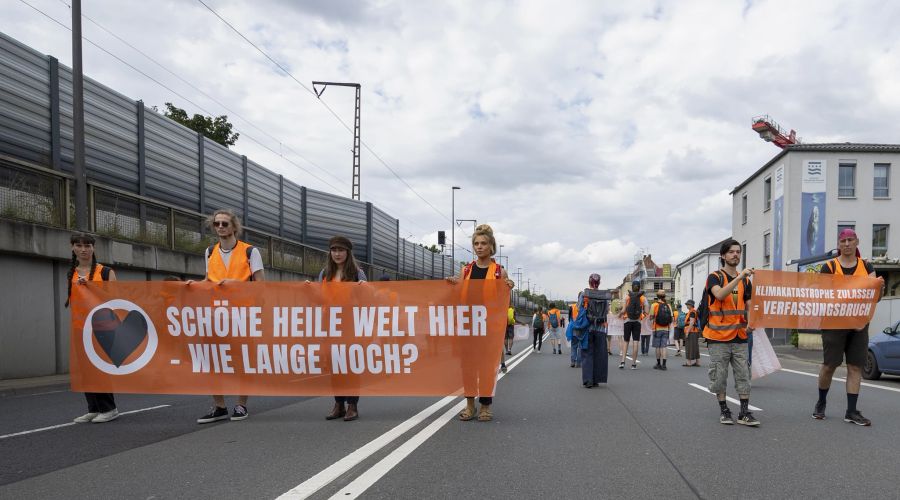 Die Klimaaktivisten der Letzten Generation nerven immer wieder Autofahrer.