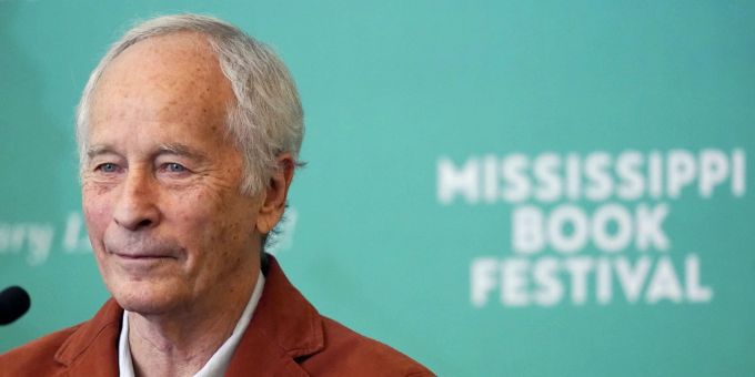 Der mit dem Pulitzer-Preis ausgezeichnete Autor Richard Ford spricht am 19. August 2023 auf dem Mississippi Book Festival in Jackson, USA. (AP Photo/Rogelio V. Solis).Richard Ford Mississippi Book Festival