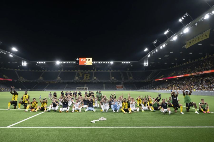 Nach dem Spiel lassen sich beide Teams von den Fans feiern.