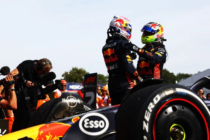 Max Verstappen und Sergio Perez (Red Bull) feiern den Doppelsieg beim Italien-Grand-Prix der Formel 1. Verstappen Perez Red Bull