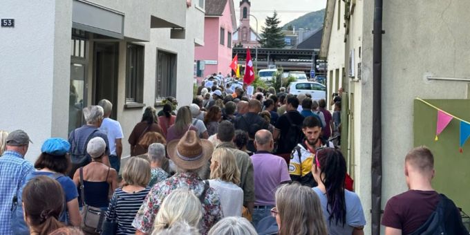 Bis zu 200 Menschen erschienen an der Mahnwache gegen die «Zwangsimpfung» in Sissach BL. sissach