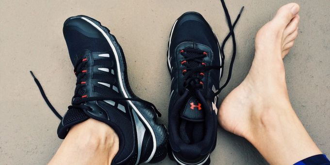 Gut für die Füsse: Nach dem Sport am besten umgehend raus aus den Turnschuhen. Füsse, Schweiss, Sport, Turnschuhe