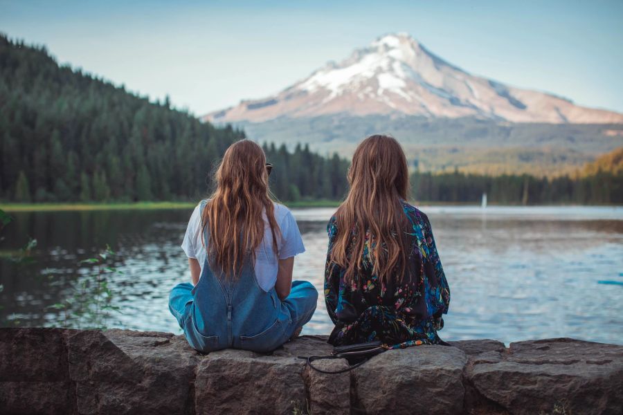 Zwei Frauen am See