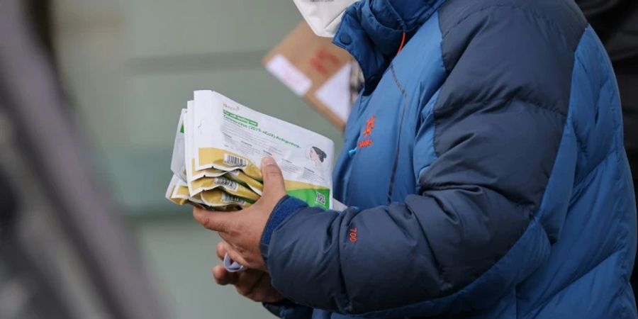 Ein Mann in China mit Corona-Tests