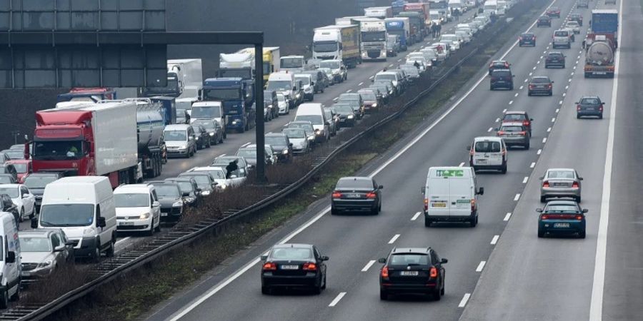 Autos auf einer Autobahn