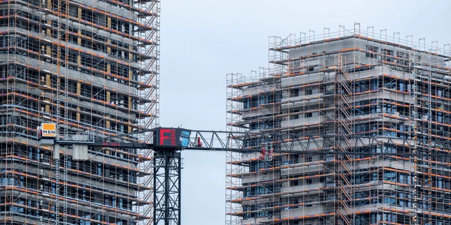 Ein Baukran auf einer Baustelle zwischen zwei Neubauten unweit vom Ostbahnhof in Berlin.