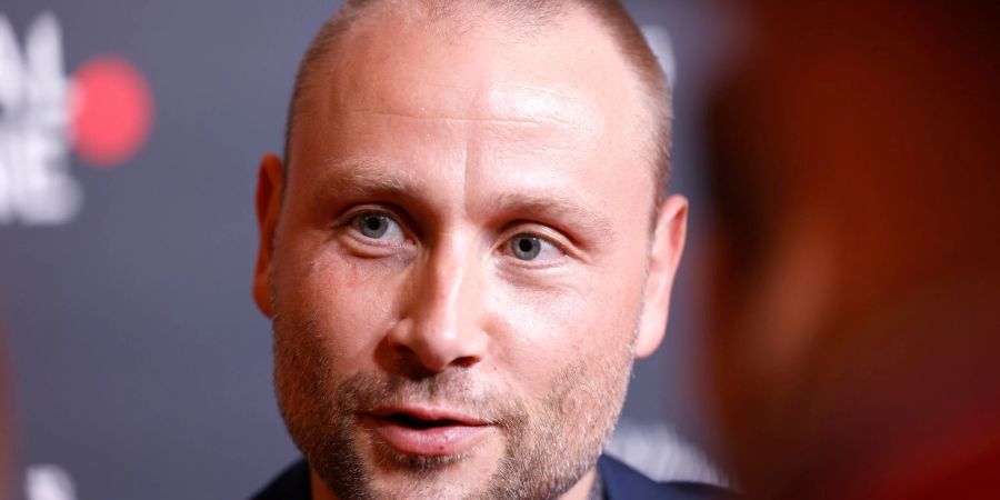 Für Max Riemelt ist die Rolle des Geheimagenten der Ursprung des Schauspielers.