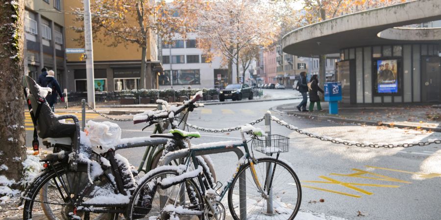 Verschneite Velos am Limmatplatz in der Stadt Zürich.