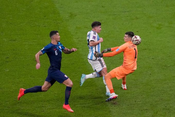 Kroatien-Goalie Livakovic räumt Argentinien-Stürmer Alvarez ab – Penalty. wm 2022