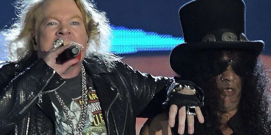 Guns-N'-Roses-Sänger Axl Rose (l.) will keine Mikrofone mehr in die Menge werfen.