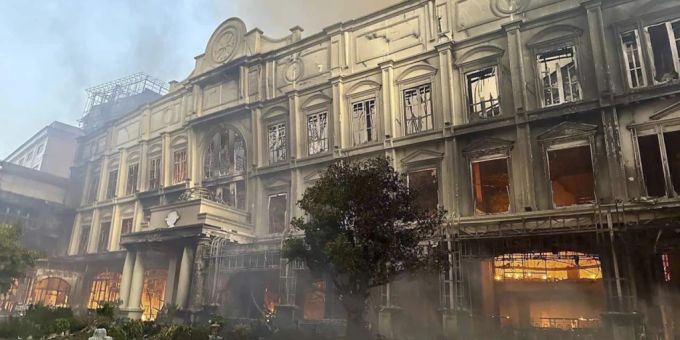 HANDOUT - Dieses von Cambodia's Fresh News zur Verfügung gestellte Foto zeigt ein brennendes Gebäude. Bei einem Brand in einem Kasino-Hotel sind Medienberichten zufolge mehrere Menschen ums Leben gekommen. Foto: Uncredited/Fresh News/AP/dpa - ACHTUNG: Nur zur redaktionellen Verwendung im Zusammenhang mit der aktuellen Berichterstattung und nur mit vollständiger Nennung des vorstehenden Credits HANDOUT - Dieses von Cambodia's Fresh News zur Verfügung gestellte Foto zeigt ein brennendes Gebäude. Bei einem Brand in einem Kasino-Hotel sind Medienberichten zufolge mehrere Menschen ums Leben gekommen. Foto: Uncredited/Fresh News/AP/dpa - ACHTUNG: Nur zur redaktionellen Verwendung im Zusammenhang mit der aktuellen Berichterstattung und nur mit vollständiger Nennung des vorstehenden Credits